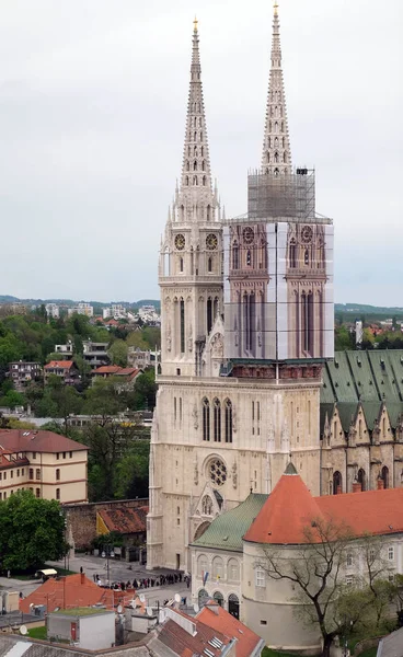 Gläubige versammeln sich, um sich die Reliquien des hl. Leopold mandic in der Pfarrkirche des Heiligen Leopold mandic, Zagreb, Kroatien anzusehen. — Stockfoto