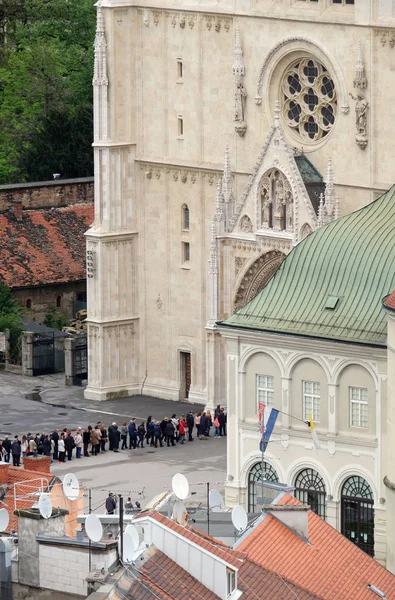Os fiéis esperando na fila em frente à catedral para ver o corpo de São Leopoldo Mandic, Zagreb, Croácia — Fotografia de Stock
