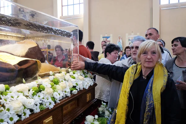 Věřící shromažďují se podívat na ostatky svatého Leopolda Mandic v farní kostel svatého Leopolda Mandic, Záhřeb, Chorvatsko — Stock fotografie