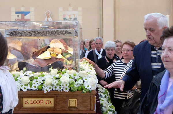 Gläubige versammeln sich, um sich die Reliquien des hl. Leopold mandic in der Pfarrkirche des Heiligen Leopold mandic, Zagreb, Kroatien anzusehen. — Stockfoto