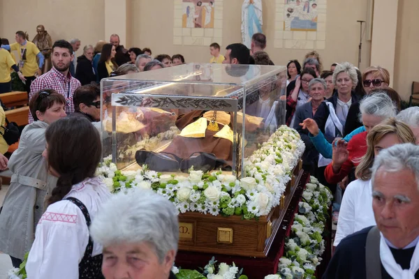 Věřící shromažďují se podívat na ostatky svatého Leopolda Mandic v farní kostel svatého Leopolda Mandic, Záhřeb, Chorvatsko — Stock fotografie