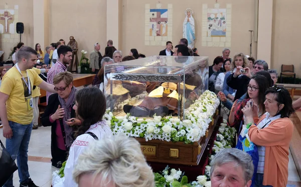 Os adoradores se reúnem para olhar para as relíquias de São Leopoldo Mandic na igreja paroquial de São Leopoldo Mandic, Zagreb, Croácia — Fotografia de Stock