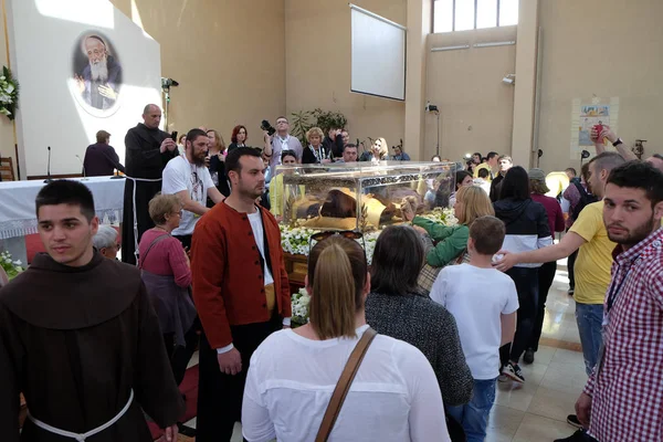 I fedeli si riuniscono per guardare le reliquie di San Leopoldo Mandic nella chiesa parrocchiale di San Leopoldo Mandic, Zagabria, Croazia — Foto Stock