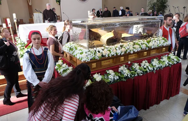 Los adoradores se reúnen para ver las reliquias de San Leopoldo Mandic en la iglesia parroquial de San Leopoldo Mandic, Zagreb, Croacia — Foto de Stock