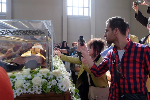 Os adoradores se reúnem para olhar para as relíquias de São Leopoldo Mandic na igreja paroquial de São Leopoldo Mandic, Zagreb, Croácia — Fotografia de Stock