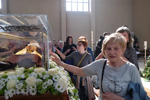 参拝者が聖レオポルト Mandic 教区教会の聖レオポルト Mandic 2016 日にザグレブでの遺物を見て収集します — ストック写真