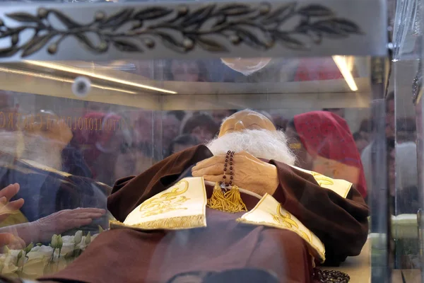 Wiernych Zbierają Się Aby Spojrzeć Relikwie Leopold Mandic Parafii Kościoła — Zdjęcie stockowe