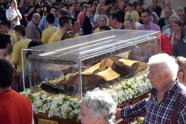 Věřící Shromažďují Podívat Ostatky Svatého Leopolda Mandic Farní Kostel Svatého — Stock fotografie