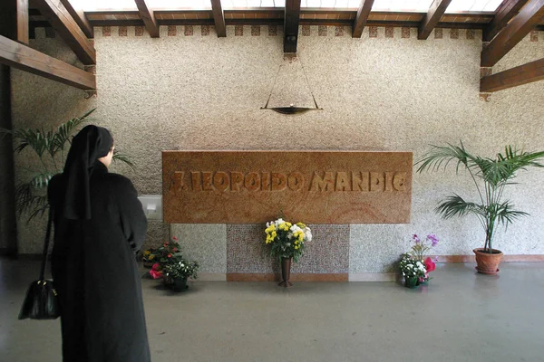 Черниця молиться на могилі в храмі Святого Леопольда Mandic напрямку Падуя, Італія — стокове фото
