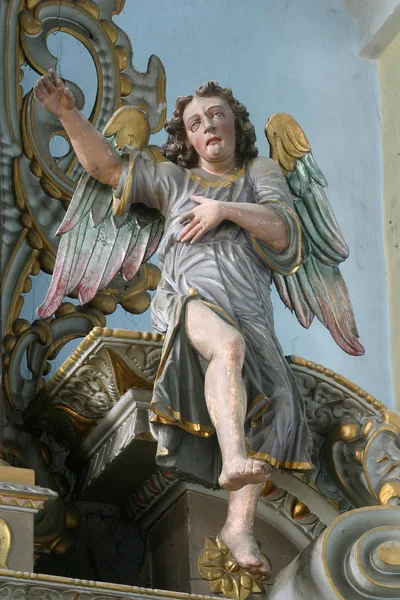 Estátua de anjo no altar na igreja de Santa Catarina de Alexandria em Krapina, Croácia — Fotografia de Stock