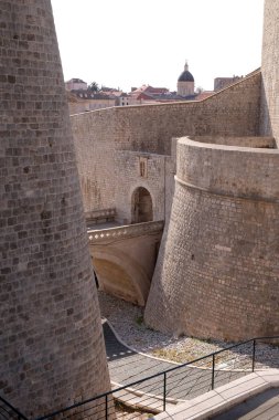 Ploce kapısı bir Dubrovnik eski duvarlı şehir giriş kapıları