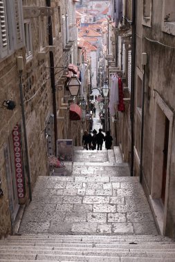 Dubrovnik'in tarihi kent içindeki dar sokak