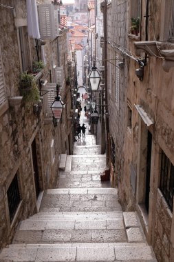 Dubrovnik'in tarihi kent içindeki dar sokak