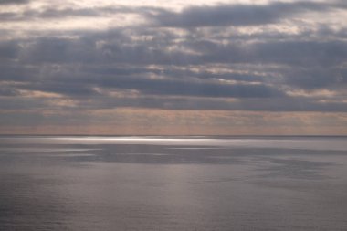 Dubrovnik yakınından Adriyatik Denizi üzerinde fırtınalı gökyüzü