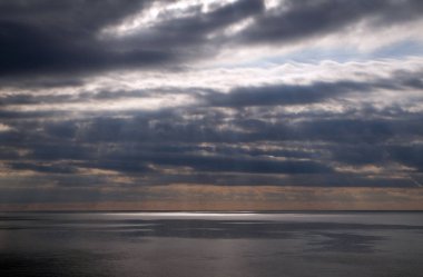 Dubrovnik yakınından Adriyatik Denizi üzerinde fırtınalı gökyüzü