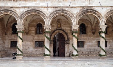 Sütunlar ve Dük ün Sarayı'nın dış Dobruca Advent çelenk süslenmiş