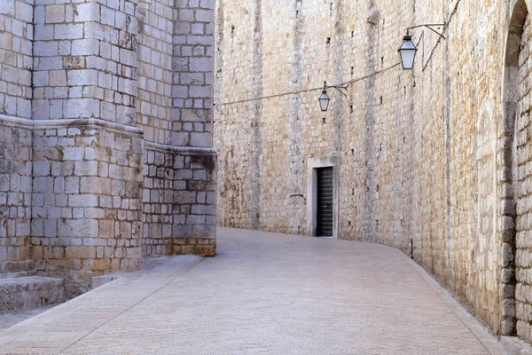 Narrow street inside Dubrovnik old town — Stock Photo, Image