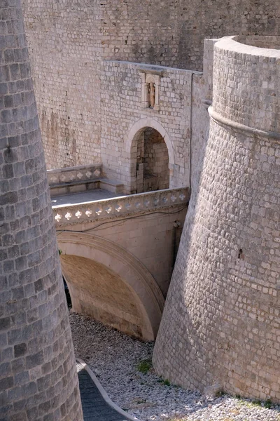 Porte de Ploce l'une des portes d'entrée de la vieille ville fortifiée de Dubrovnik — Photo