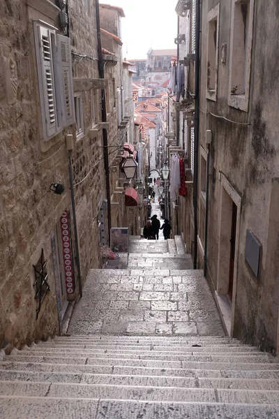 Strada stretta all'interno della città vecchia di Dubrovnik — Foto Stock