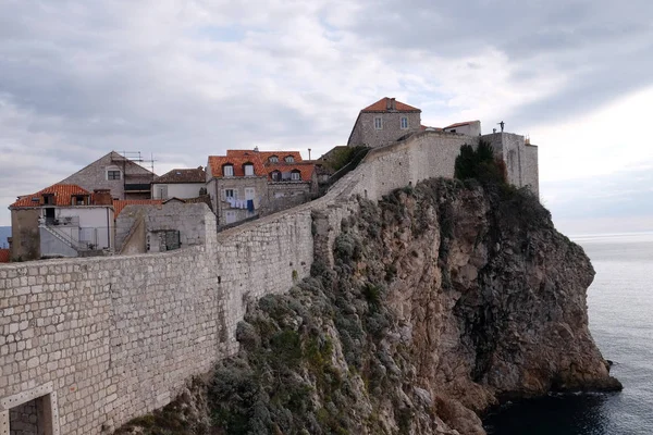 Försvarsmurar Den Gamla Staden Dubrovnik Välbevarad Medeltida Fästning Och Ett — Stockfoto