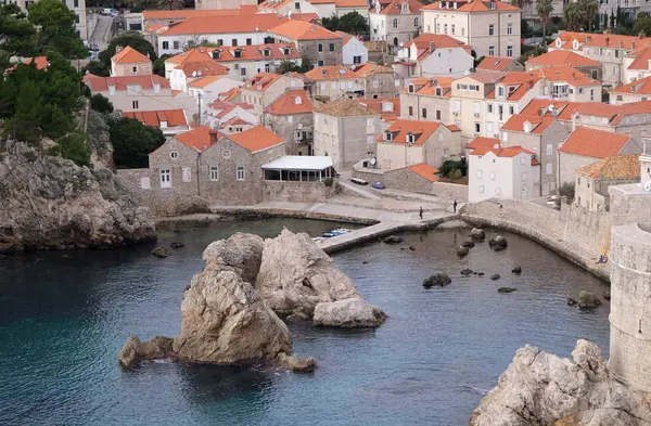 Antiguo puerto de Kolorina, con los dos fuertes Bokar y Lovrijenic pie como centinelas como defensa de las murallas de Dubrovnik — Foto de Stock