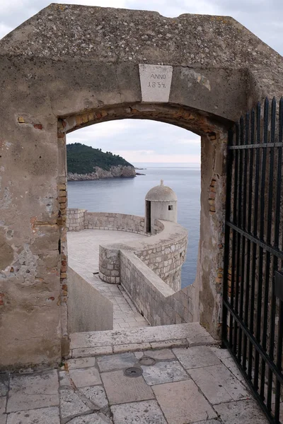 Murallas de defensa del casco antiguo de Dubrovnik —  Fotos de Stock