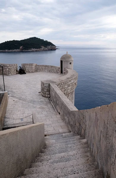 Defense walls of the old town of Dubrovnik — Stock Photo, Image