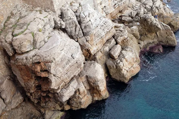 Mar Adriático azul pictórico em Dubrovnik — Fotografia de Stock