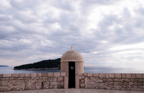 Murallas Defensa Del Casco Antiguo Dubrovnik Una Fortaleza Medieval Bien —  Fotos de Stock