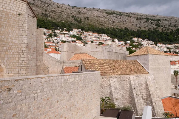 Verteidigungsmauern der Altstadt von Dubrovnik — Stockfoto