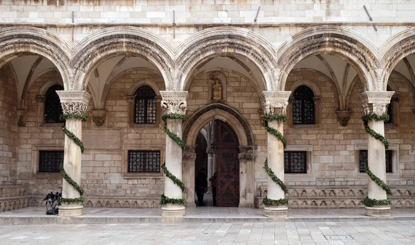 Colunas e exterior do Palácio do Duque decorado com coroas do Advento em Dubrovnik — Fotografia de Stock