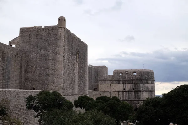 Verteidigungsmauern der Altstadt von Dubrovnik — Stockfoto