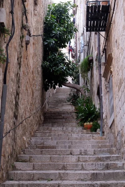 Smalle straat in Dubrovnik oude stad — Stockfoto