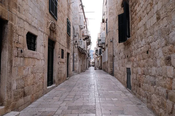 Calle estrecha en el casco antiguo de Dubrovnik —  Fotos de Stock