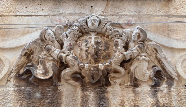 Änglar på hus fasad i Dubrovnik — Stockfoto