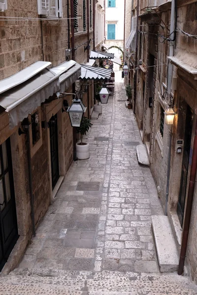 Узкая улица в старом городе Дубровника — стоковое фото