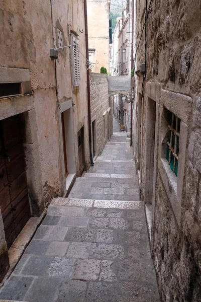 Strada stretta nella città vecchia di Dubrovnik — Foto Stock