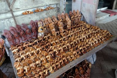 Kolkata, Hindistan semt pazarı geleneksel ayakkabılara görüntüsünü.