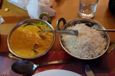 Kalküta, Batı Bengal, Hindistan restoranda bir Step Up beyaz pirinç ile tavuk tika masala 