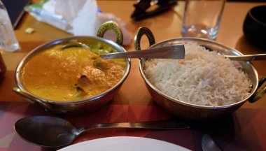 Kalküta, Batı Bengal, Hindistan restoranda bir Step Up beyaz pirinç ile tavuk tika masala 