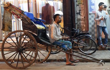 09 Şubat 2016 üzerinde onun çekçek Kolkata içinde yolcu bir el çekçek çektirmenin bekler.