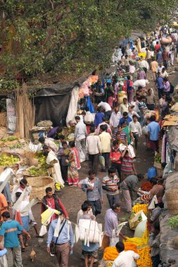 Satın alma ve satış çiçek ve çelenk Kolkata çiçek pazarında, 10 Şubat 2016 üzerinde insanlar.