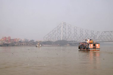 Yakın Kolkata Howrah Bridge Hooghly Nehri Feribot Tekne haçlar 