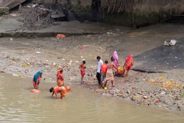 İnsanlar meşgul Howrah bridge uygulamasında Kolkata altında Hooghly nehrinde 10 Şubat 2016 üzerinde banyo.