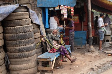 Evsiz bir insan Topsia, sadece kendilerini yalvarıyor üzerinden sürdürmek kişiler sokaklarında. Kolkata, Hindistan üzerinde 10 Şubat 2016.