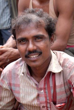 Kolkata, Hindistan üç tekerlekli çekçek 10 Şubat 2016 üzerinde oturan Hint çekçek sürücüsü.