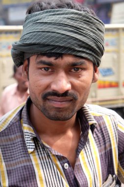 Kolkata, Hindistan üç tekerlekli çekçek 10 Şubat 2016 üzerinde oturan Hint çekçek sürücüsü.