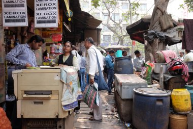 10 Şubat 2016 üzerinde küçük bir sokak Restoran Kolkata, Hindistan insanlar yemek.