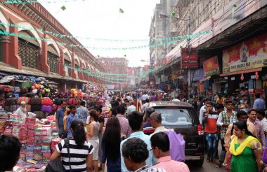 Kolkata, Hindistan yeni Market yakınındaki 10 Şubat 2016 üzerinde yaya alışveriş alanı kalabalık.