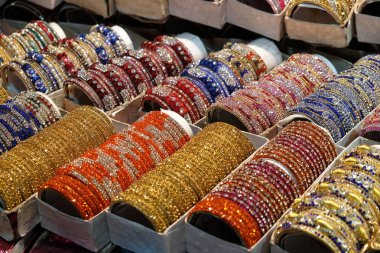 Farklı renkler ve desenler, Kalküta, Hindistan ile geleneksel Hint bilezik